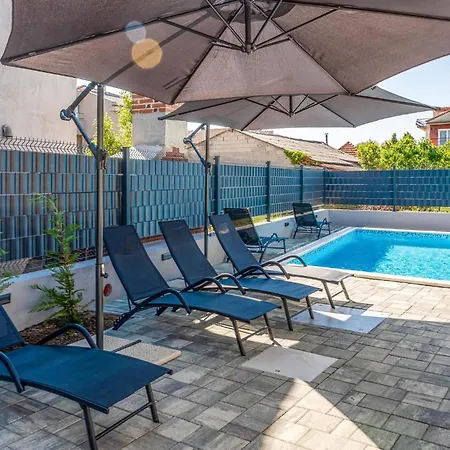 Апартаменты Awesome In With Swimming Pool Задар
