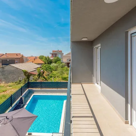 Awesome In With Swimming Pool *