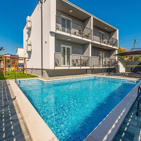 Awesome In With Swimming Pool Apartmán