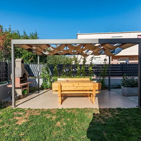 Awesome In With Swimming Pool Apartmán